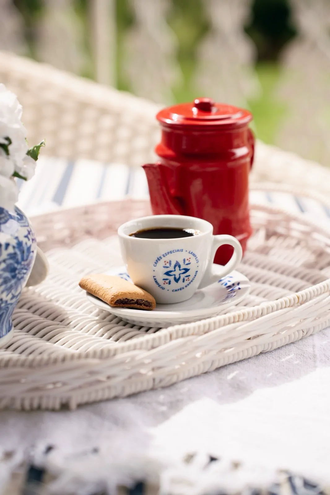 Grãos e cerejas de café em composição editorial