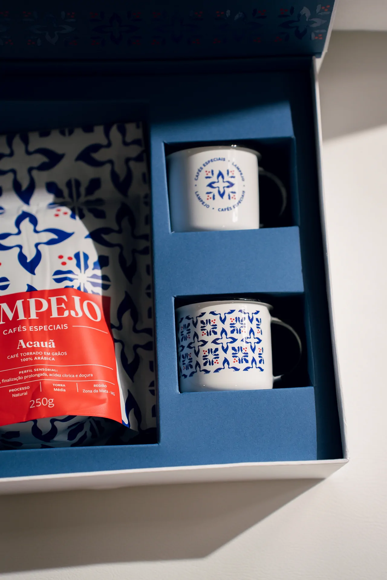 Detalhe do kit Gift Box com café e xícaras