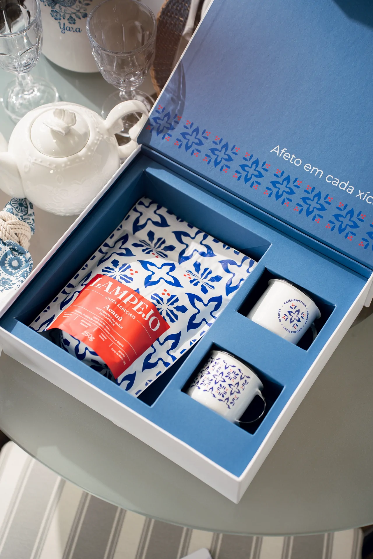 Gift Box Lampejo aberta sobre mesa posta