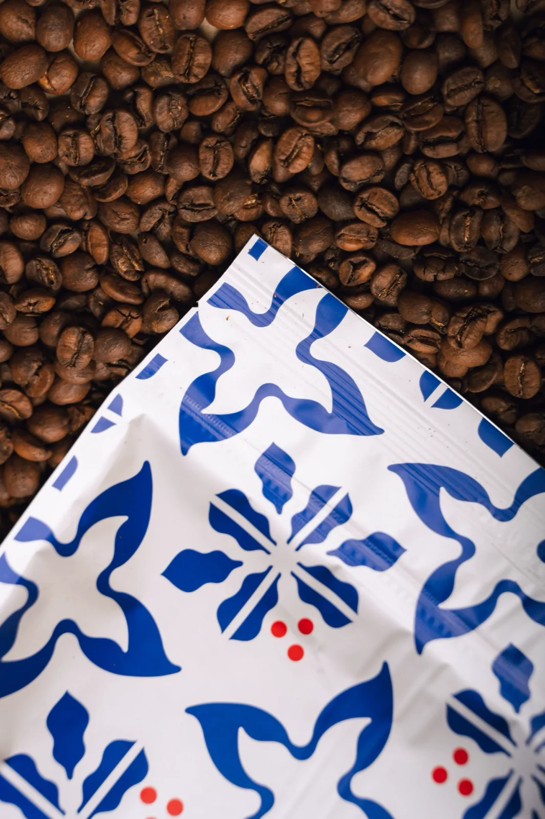 Café servido em cenário minimalista