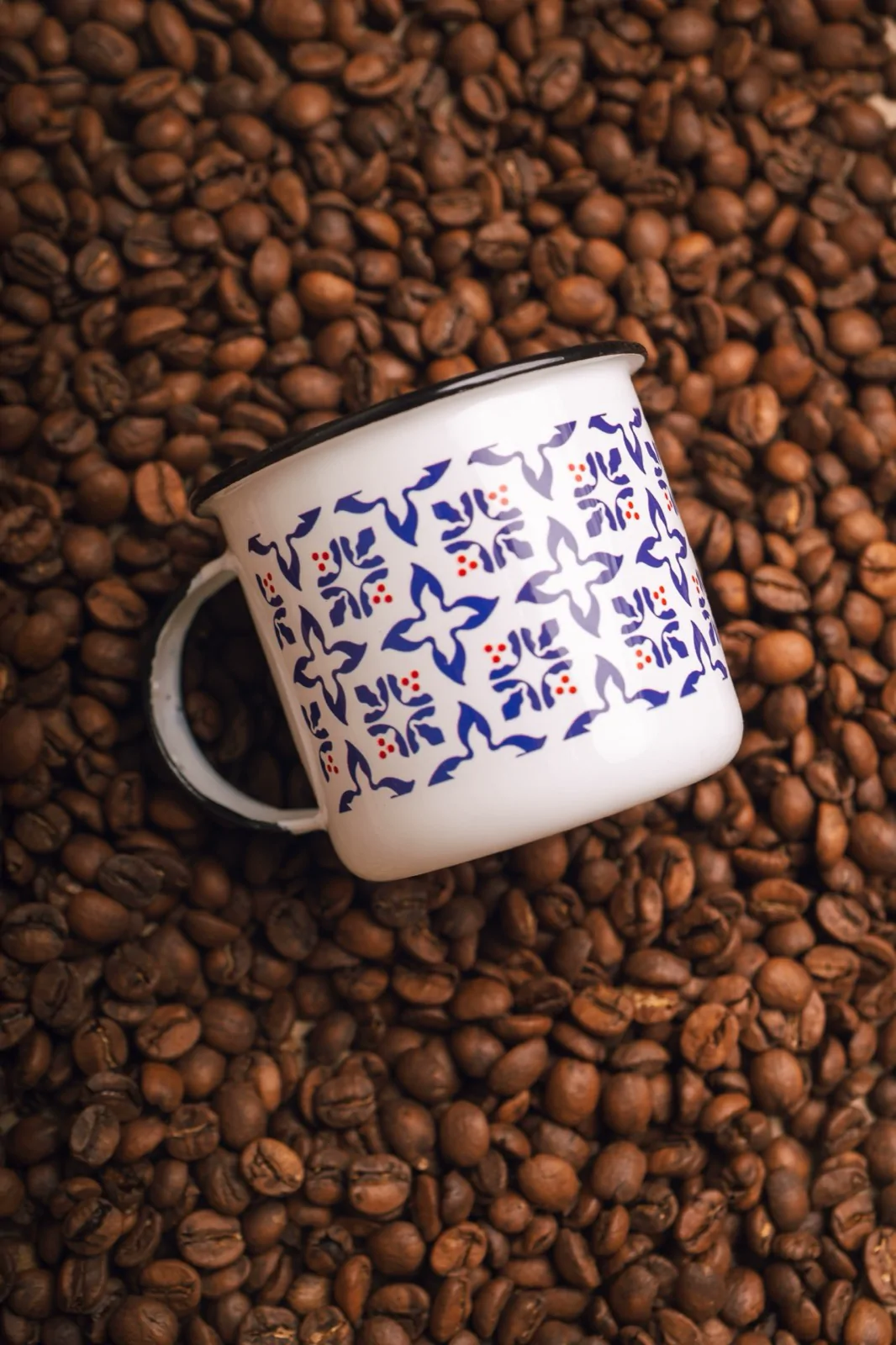 Xícara de café em mesa minimalista