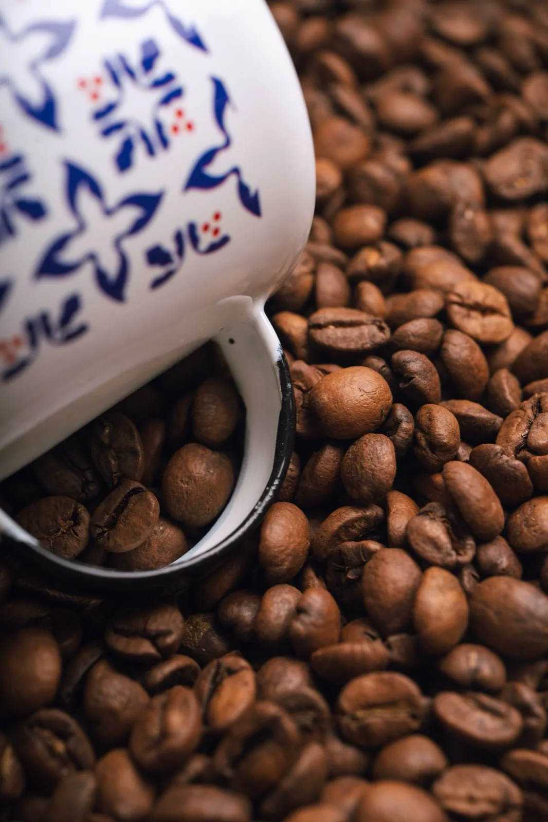 Xícara Lampejo sobre grãos de café
