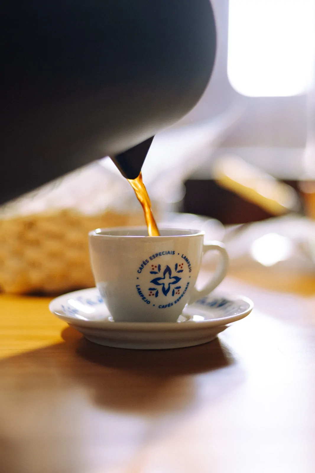 Café quente com vapor em xícara